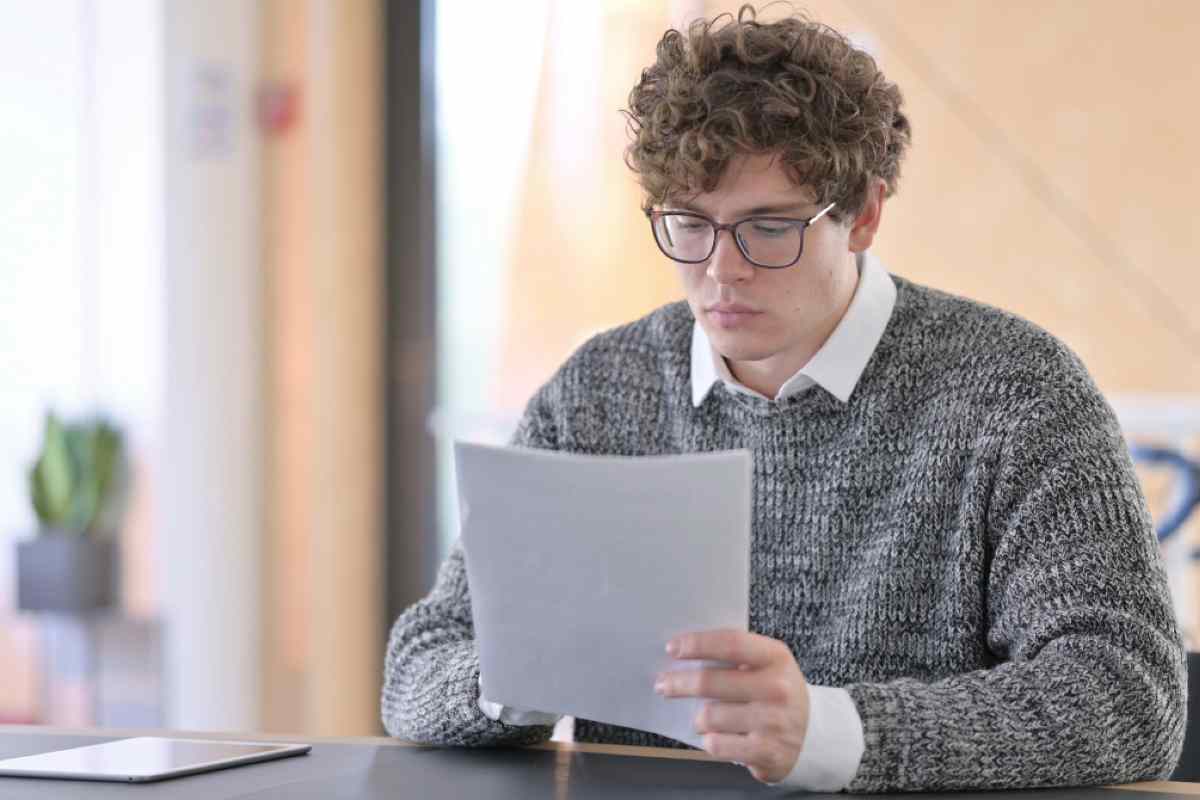 Uomo legge documento