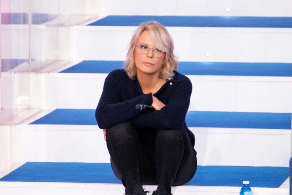 Non tutti gli ex allievi di Amici sono grati a Maria De Filippi, l'attacco (volgare) del cantante