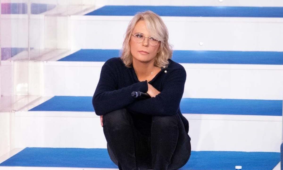 Non tutti gli ex allievi di Amici sono grati a Maria De Filippi, l'attacco (volgare) del cantante