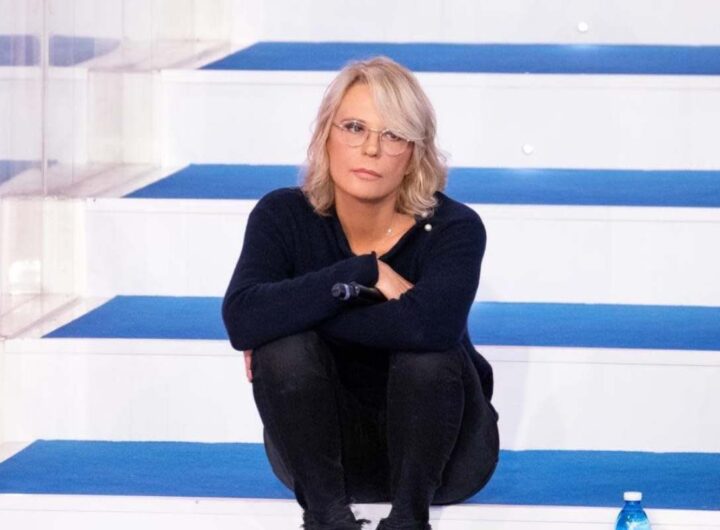 Non tutti gli ex allievi di Amici sono grati a Maria De Filippi, l'attacco (volgare) del cantante